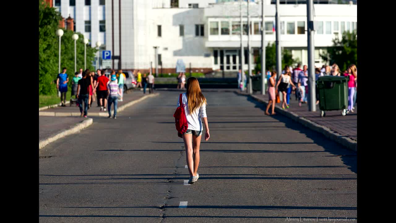 Какая ходит. Девушка идет по улице. Ходьба по городу. Девочка идет по улице. Девушка гуляет по городу.