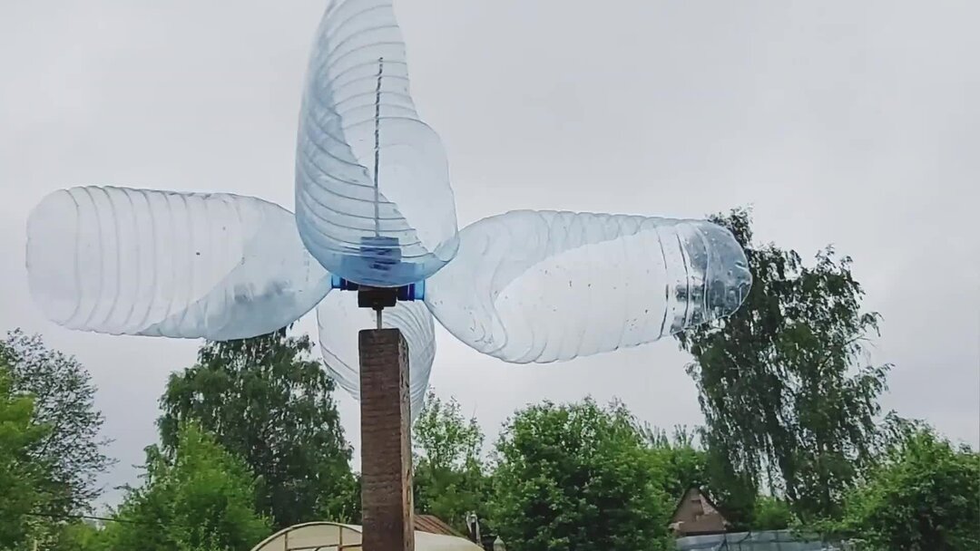 Простой 'Ветряк' из пластиковых бутылок для отпугивания птиц и кротов ...