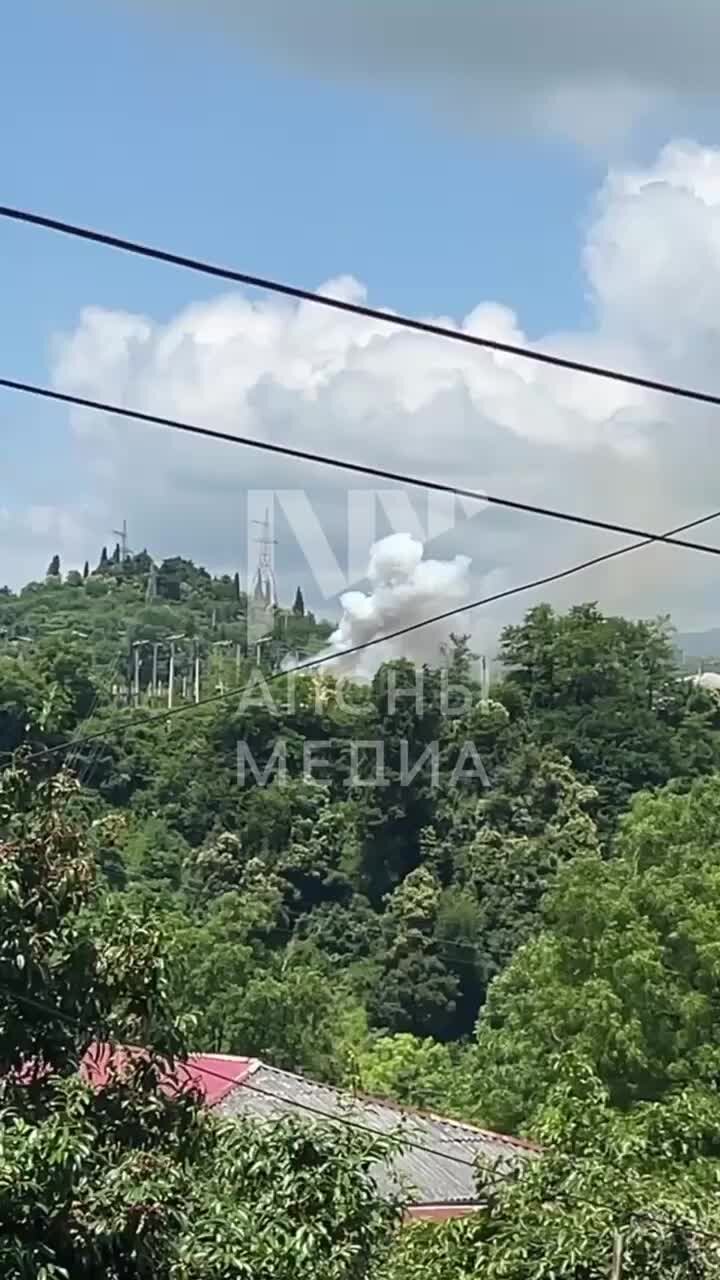 Лесные пожары в абхазии в 2021 году. В абхазии сгорела картинная. Сгоревший в 1986 году ресторан в гаграх. В абхазии сгорела картинная. Мчс абхазии.