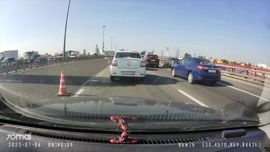 Как наглый водитель решил объехать пробку, но его не пустили в полосу и ...