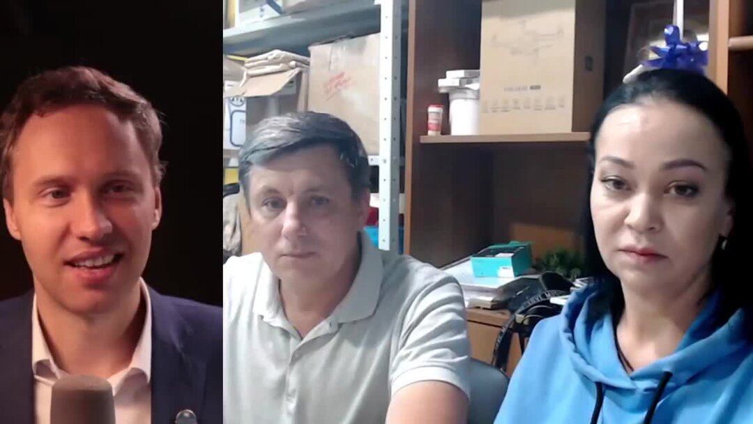 марго робби интервью. марго робби в голубом. Munching margo gif. марго робби. интервью марго.