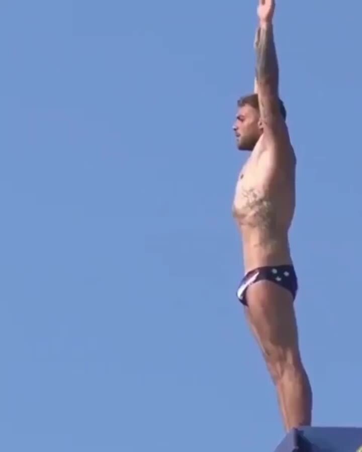 Чтобы встал. Прыжки в воду мужчины. Прыжок в воду gif. Гифки прыжки в воду. Прыжок солдатиком в воду.