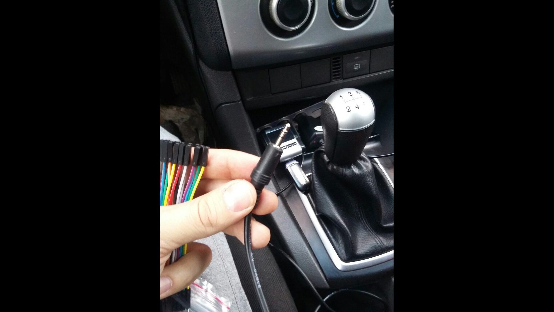 Аукс ауф когда водила. Магнитола saab 9-3. Аукс в штатную магнитолу опель вектра с. Как пользоваться aux в машине с телефона. Аукс в машину.