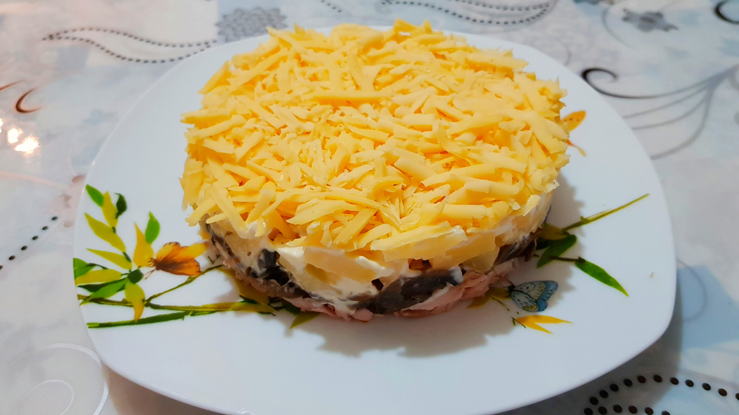 Салат с курицей и ананасами и грибами