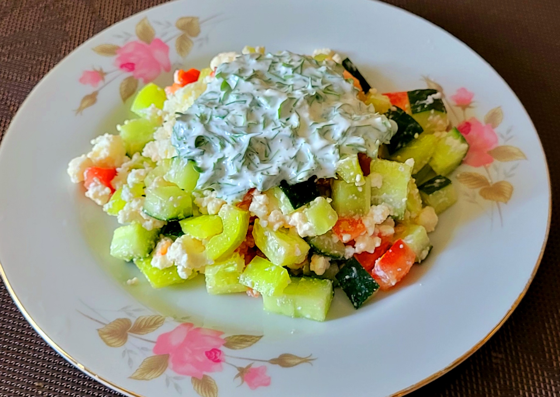 Салат крошки. Салат с овощами и брынзой. Салат с брынзой крошкой. Салат овощная бомба. Овощной салат с коричневым рисом.