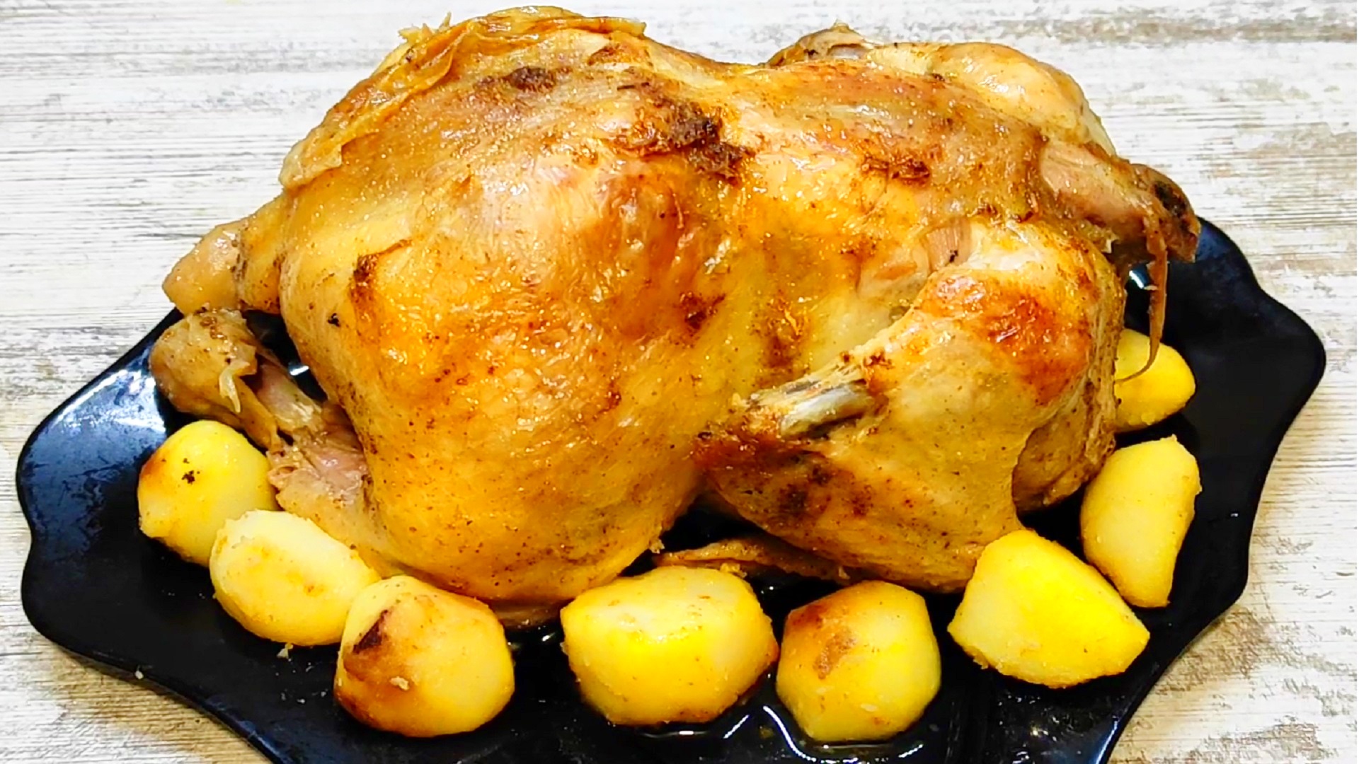 Курица в духовке самый простой рецепт. Курица в духовке. Курица в духовке целиком. Курица в духовке с хрустящей корочкой. Курочка в духовке с хрустящей корочкой.