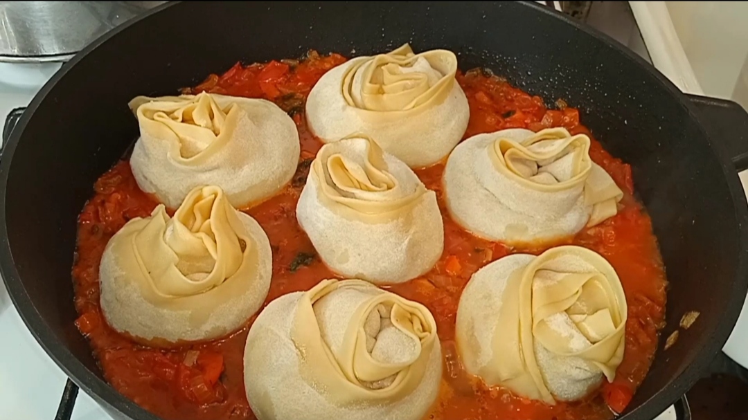 Манты без мантоварки. Манты в мантоварке. Манты в мантоварке. Манты без мантоварки. Манты без мантоварки и без пароварки.