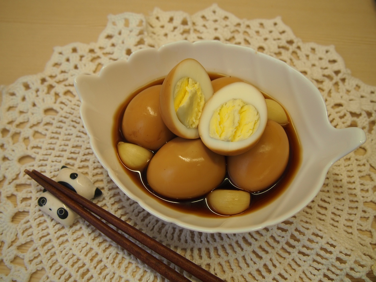 Яйца в соевом соусе по корейски. Кэран Чанчорим. Корейские вареные яйца. Корейские яйца коричневые. Маринованные яйца корейские.