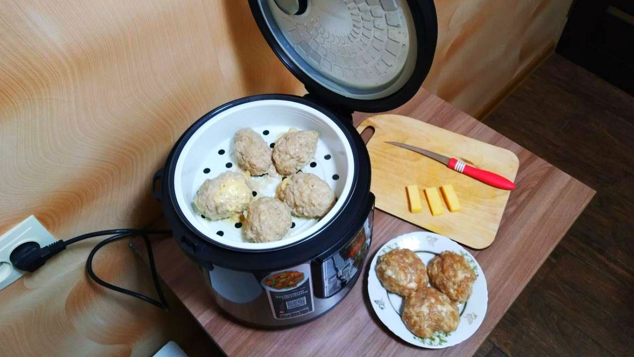 Котлеты на пару в пароварке. Котлеты в мультиповаре. Паровые котлеты в мультиварке. Котлеты на пару сколько готовить в мультиварке. Котлеты на пару в мультиварке арс.