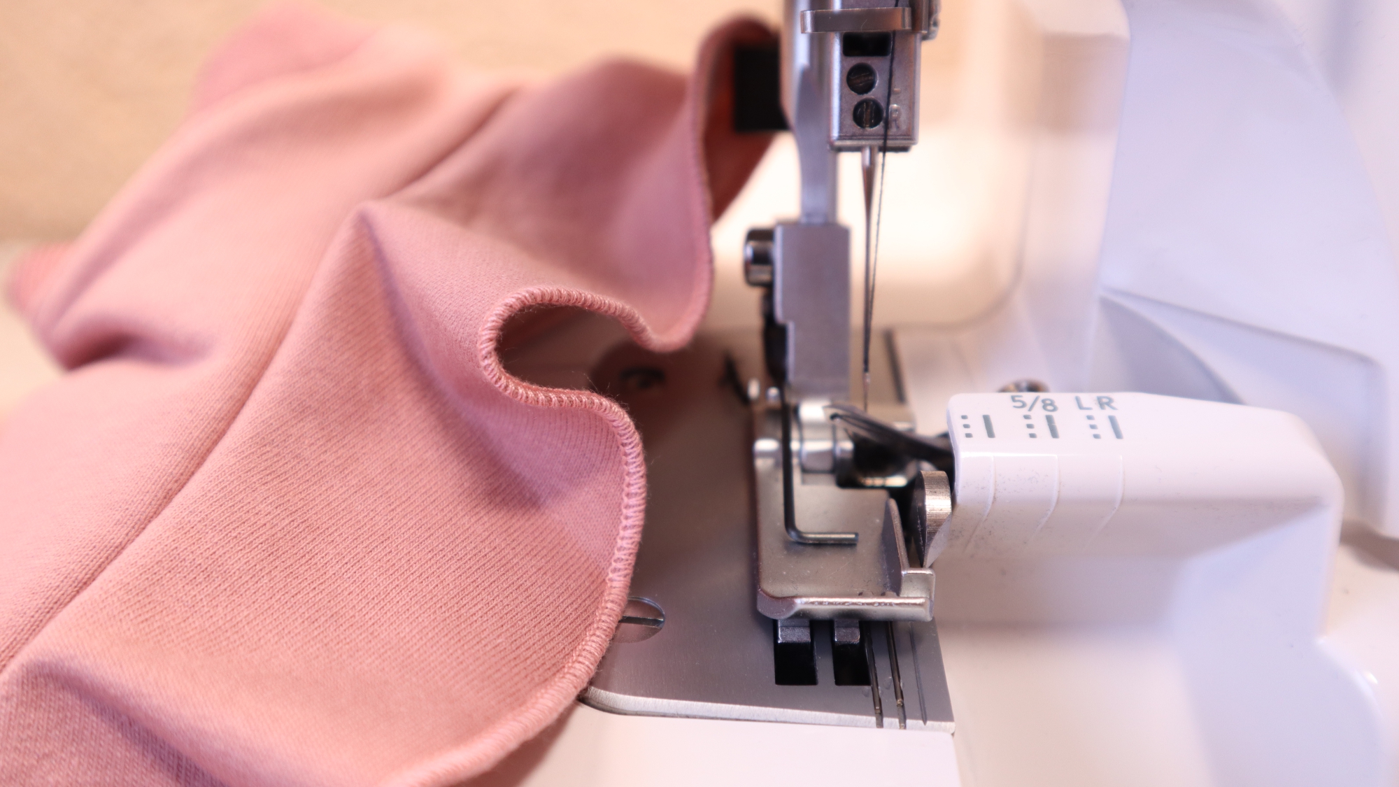 Janome mylock 844. оверлок мерилок 005 швы. стежковый язычок в оверлоке комфорт 550. оверлок с одной иглой. настройка оверлока на роликовый шов janome.