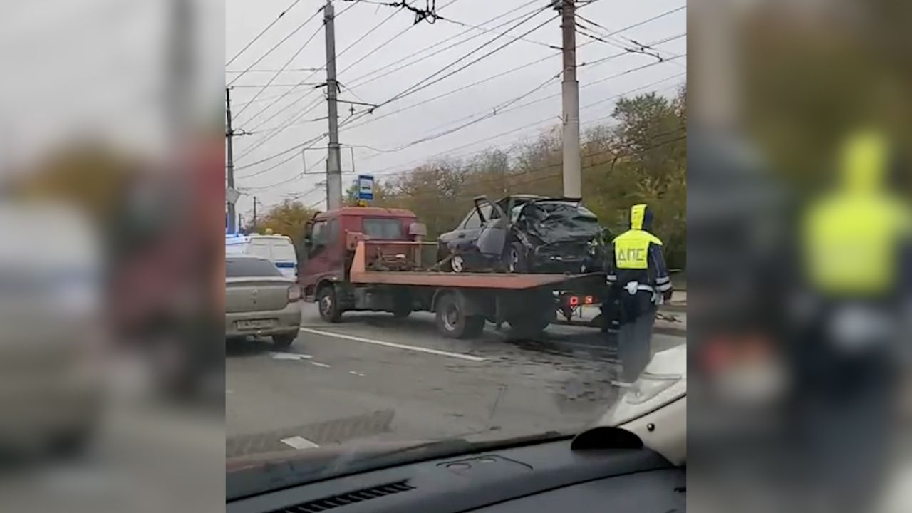 V102 волгоград новости сегодня происшествия. ДТП С троллейбусом в Волгограде. Авария с троллейбусом в Волгограде. Аварии Волгоград Краснооктябрьский район.