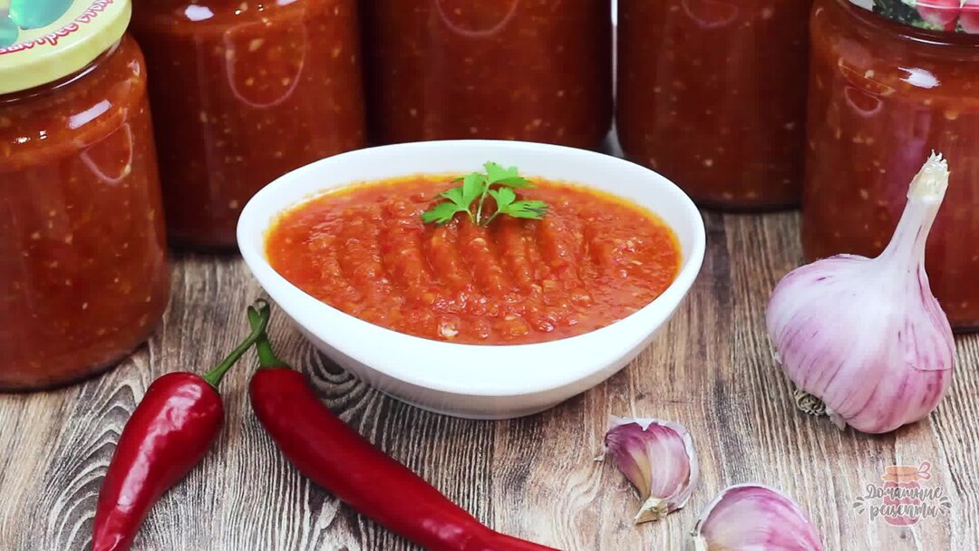 Аджика. Аджика из болгарского перца. Аджика квашеная. Аджика сладкая без перца рецепт. Аджика домашняя.