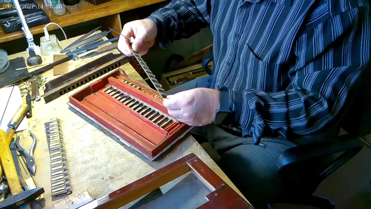 Реставрация старого аккордеона. Губная гармошка старинная. Декор из старой гармони. Гармонь гравировать.