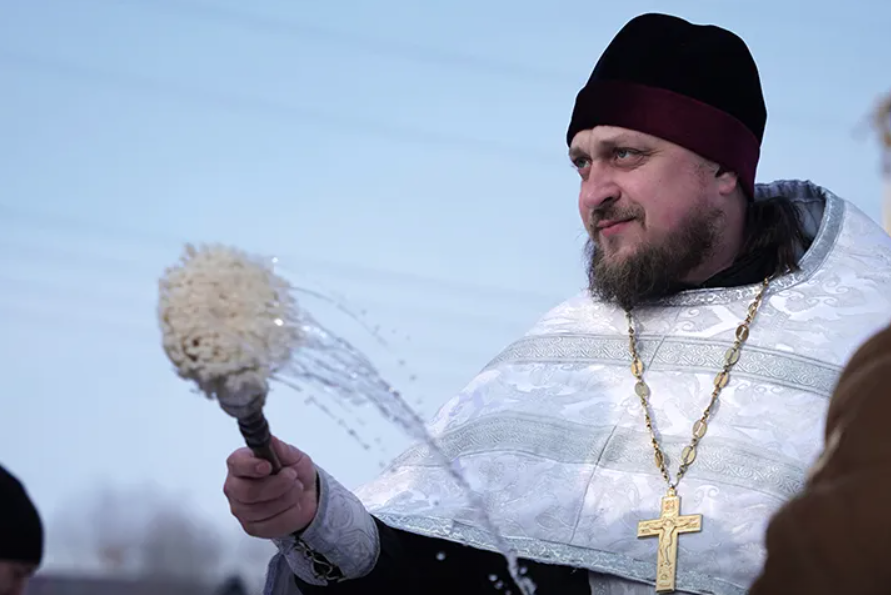 Куда использовать прошлогоднюю крещенскую воду. Как делают святую воду в церкви. Великая агиасма крещенская вода. Куда использовать прошлогоднюю крещенскую воду. Куда использовать прошлогоднюю крещенскую воду.