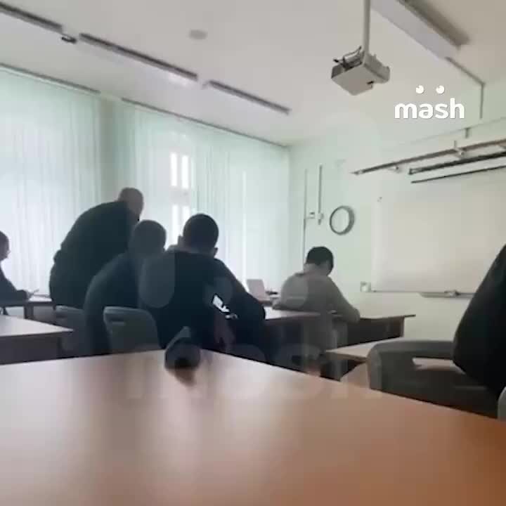 В липецком колледже избили преподавателя. Учитель в школе. Учитель избил ученика. Преподаватели школы. Директор школы 2031