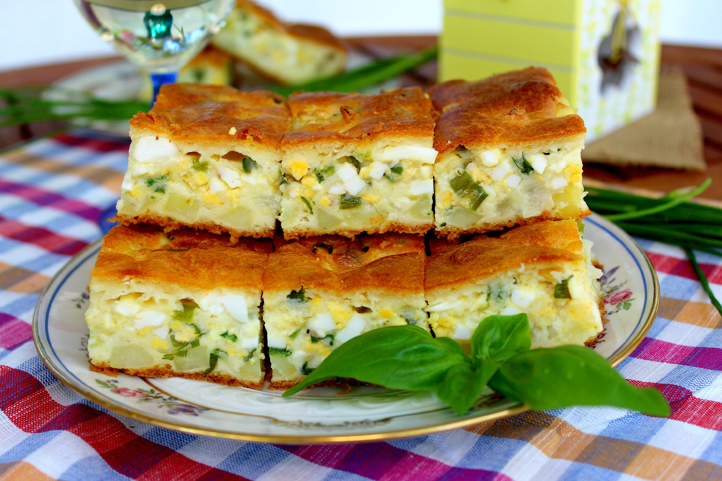 Заливной пирог с луком и яйцом