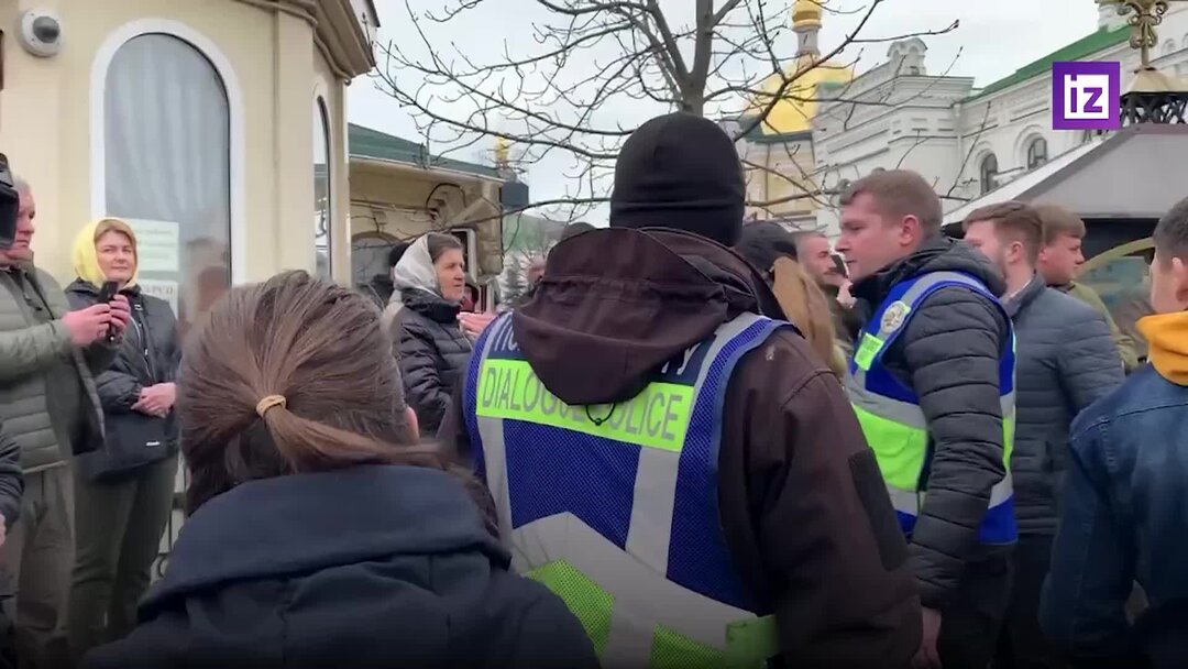 Захват киево печерской лавры. Что происходит в лавре в киеве. Христианский храм. Православие. Религиозный человек.