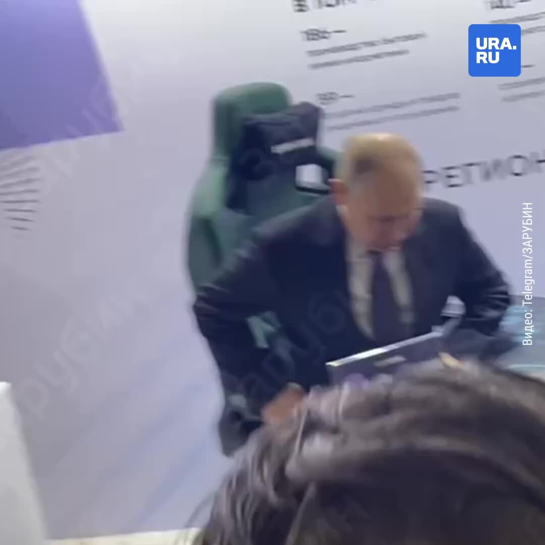 Путин сидит в кресле