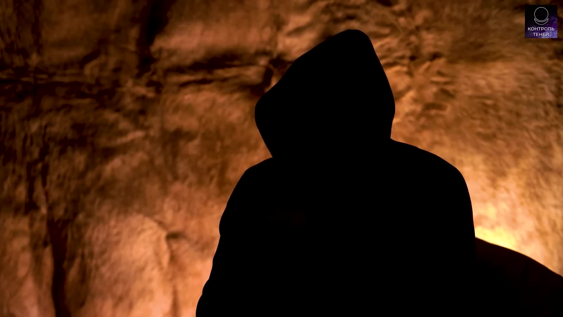 Уходит в ночь. Это одиночество. Туманная ночь. Человек и его тень. Человек в темноте.