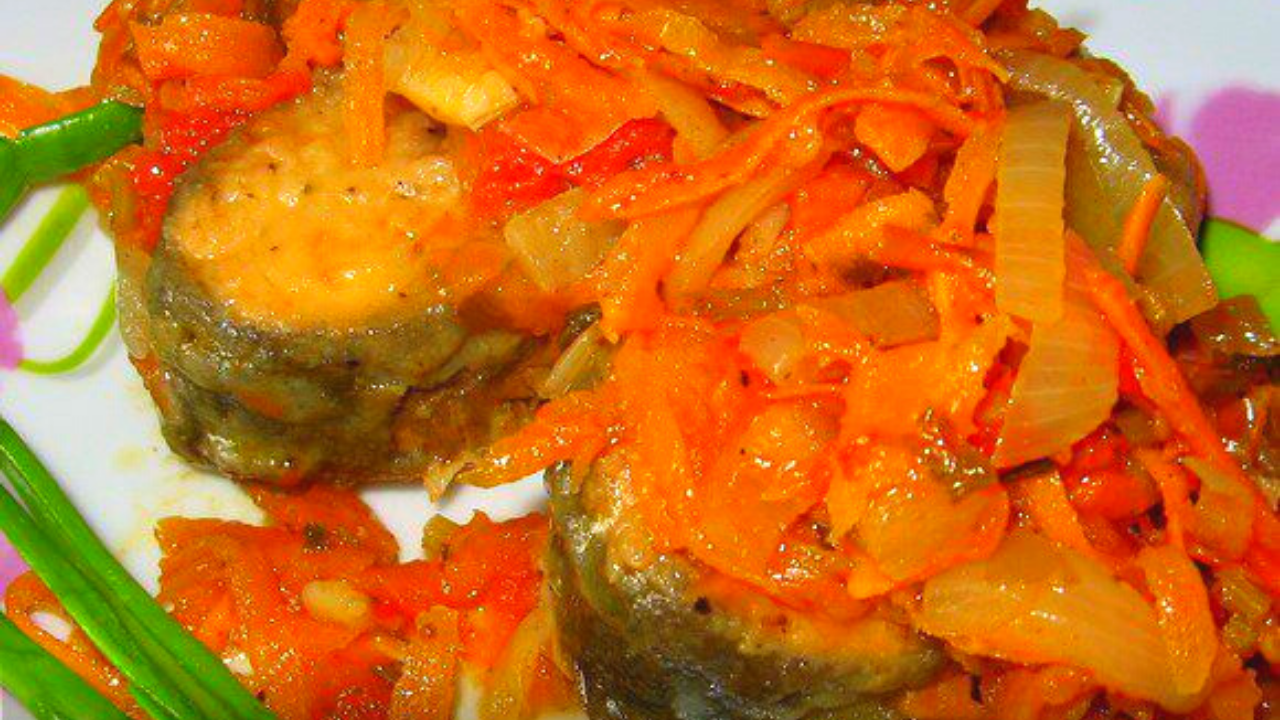 Как приготовить горбушу в духовке с луком. Рыба тушеная с овощами. Горбуша с овощами в духовке. Горбуша тушеная с овощами. Горбуша с морковью и луком в духовке.