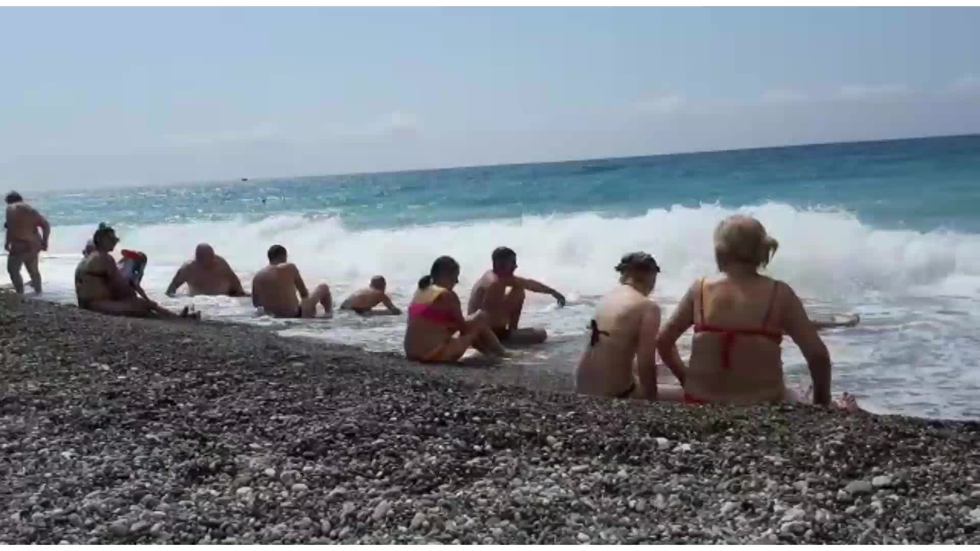 Погода в абхазии сейчас море вода. Дикий пляж в Гаграх. Гагры пляж нудийский. Абхазия море. Море в Гаграх сейчас.