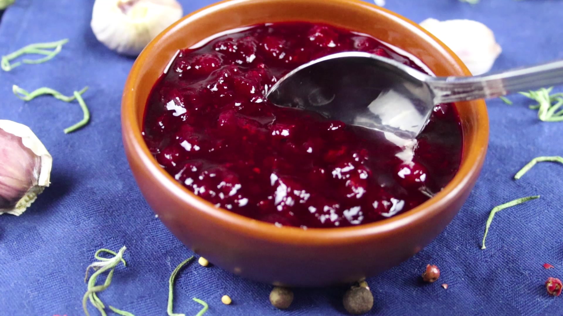 приготовление брусничного соуса. соус брусничный кисло сладкий. соус брусничный раскладка. мясо в красном соусе. брусничный соус к мясу.