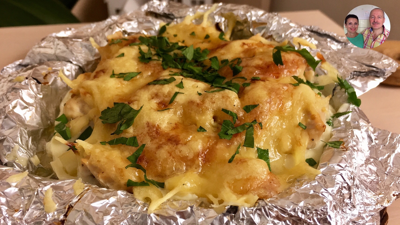 Куриная грудка в фольге. Курица с картошкой в духовке в фольге. Грудка с картошкой в духовке в фольге. Куриная грудка с картошкой в духовке в фольге. Запечённая грудка с картошкой в духовке.