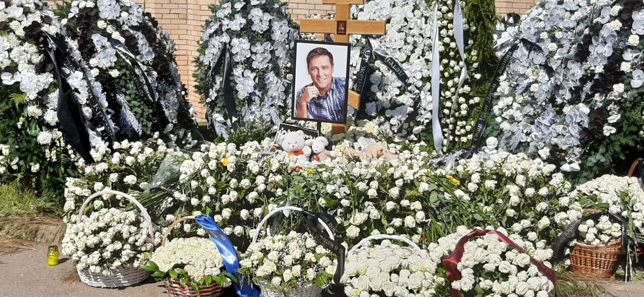 Могила юры шатунова на троекуровском кладбище. Могила юры шатунова на троекуровском. Троекуровское кладбище шатунов могила. Троекуровское кладбище открыто для посещения. Могила юры шатунова на троекуровском кладбище.