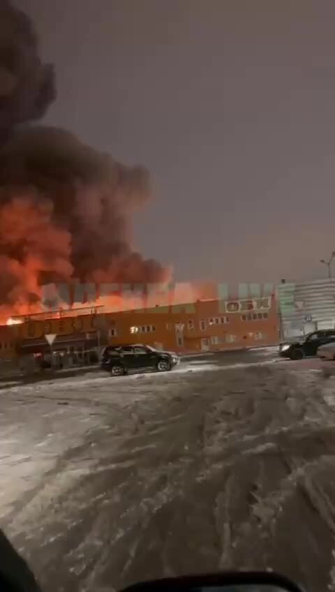 Оби пожар. Пожар в Химках. Оби Екатеринбург сгорел. Взорвался торговый центр Оби.