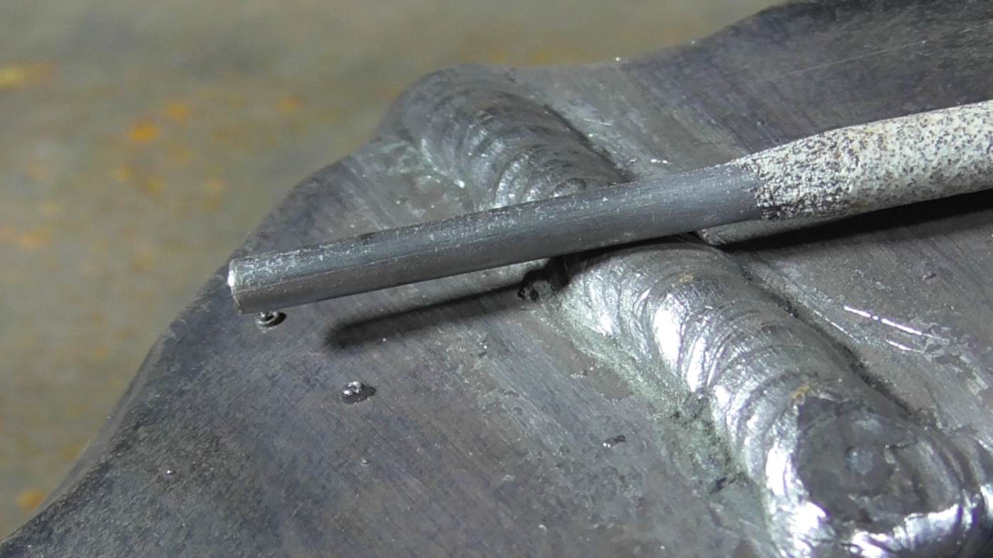 Угловой шов электродом. Прожог металла при сварке. Сварной шов тонкого металла. Сварочный шов. Чем прожечь металл.