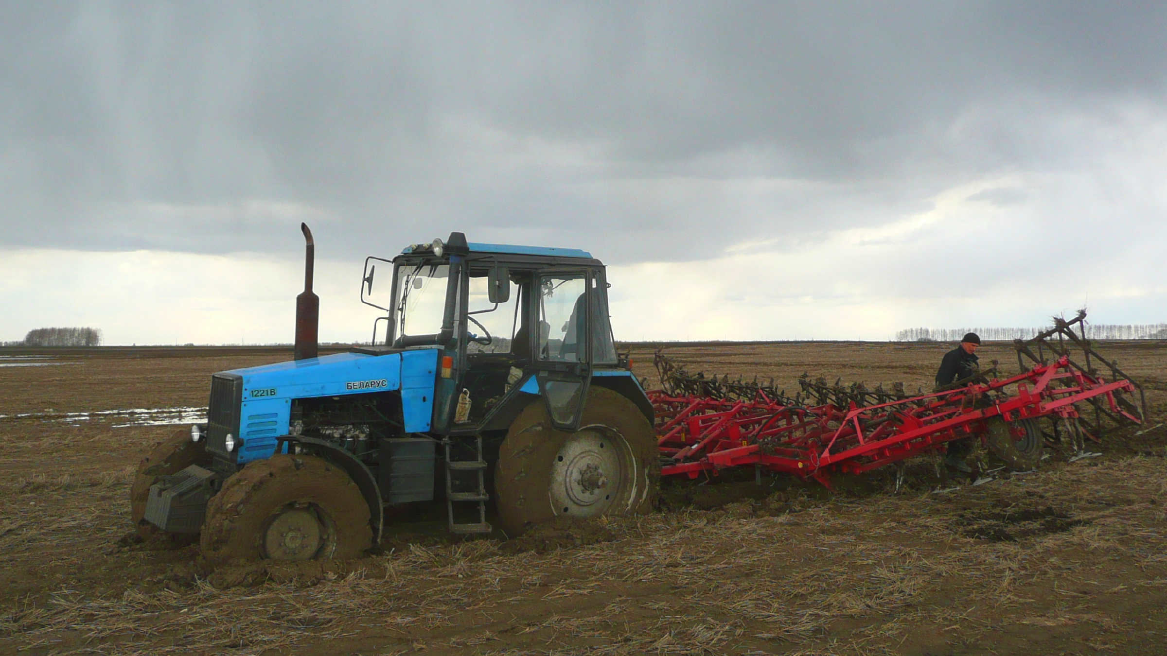 Работа мтз вакансии. Трактора МТЗ 1221 В грязи. Трактор т-150 вспашка зяби. Русские трактора в грязи. Т-150 (трактор) как буксует.