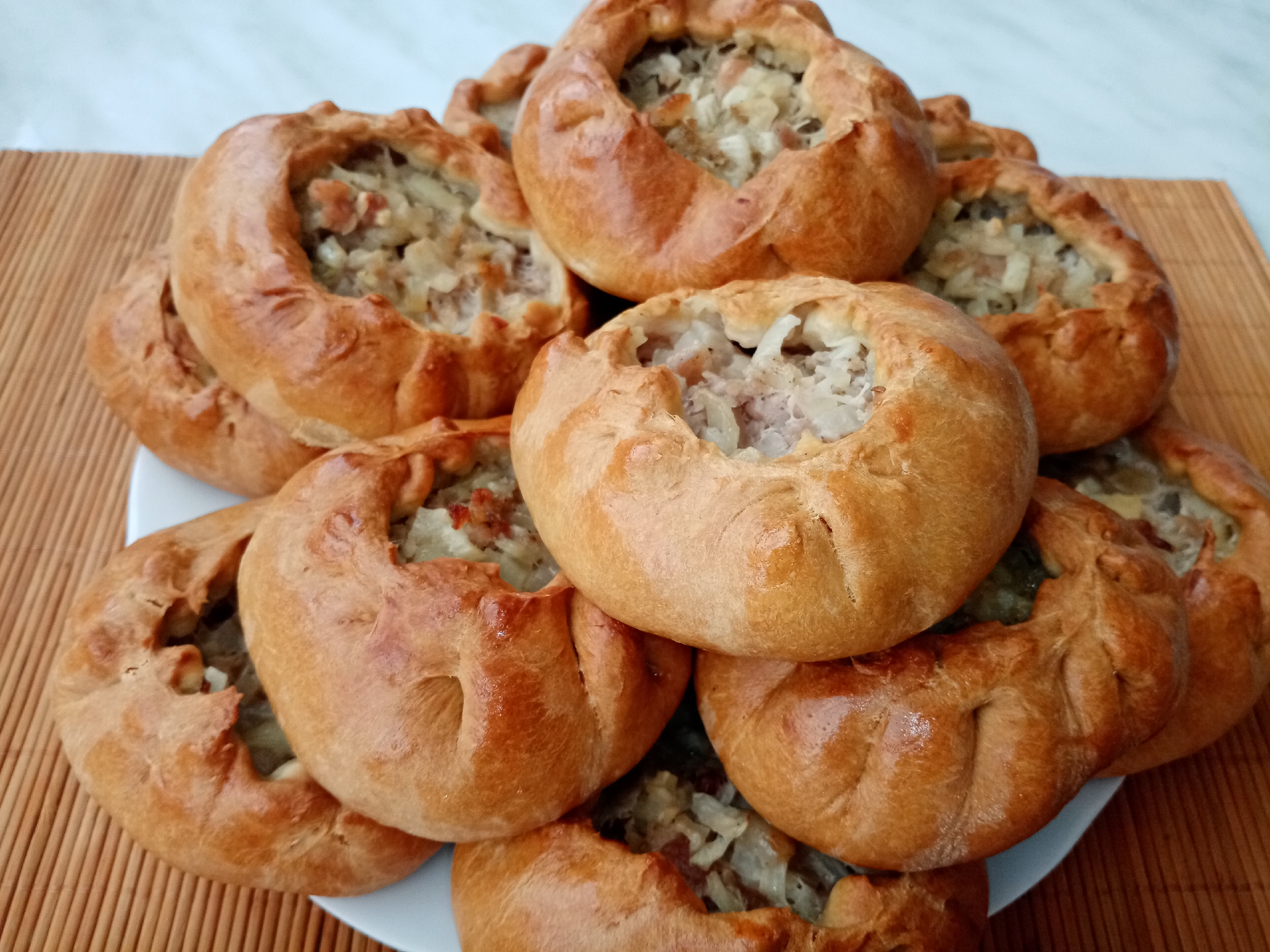 Пирожок с начинкой из мяса и лука