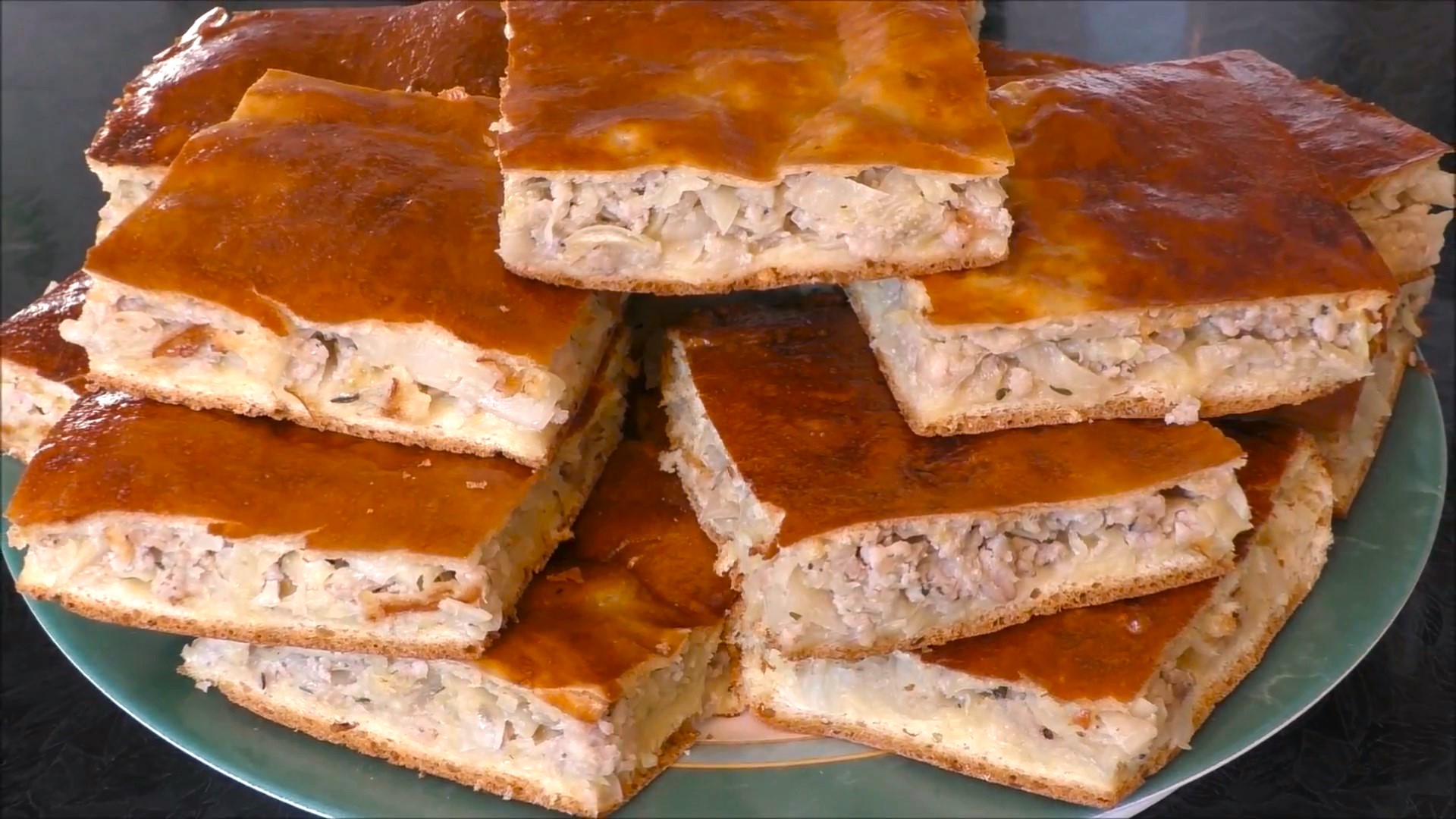 Рулет маковый волконский. Красиво залепить пирожки. Как сделать сочную начинку. Сладкий пирожок. Пирог косичка из слоеного.