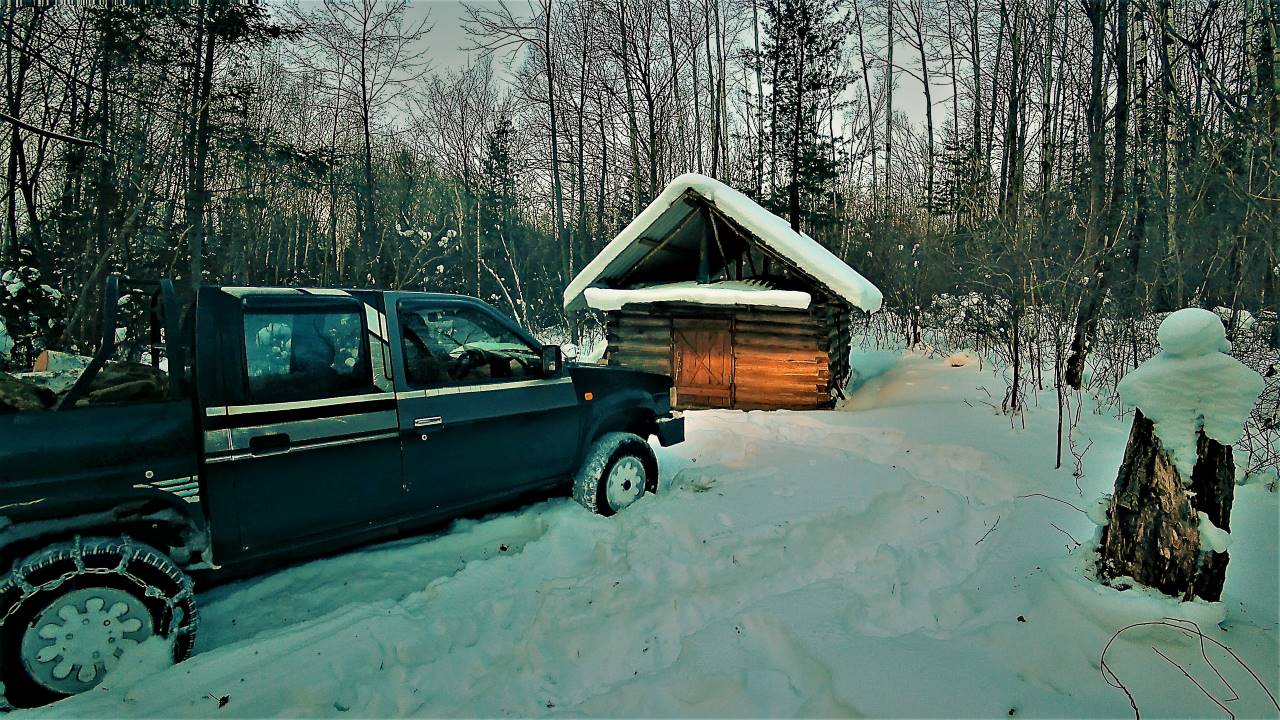 отдаленные пасеки. строительная компания промысловик. таежники сибирские охотники. брус топором. промысловик алекс последнее видео.