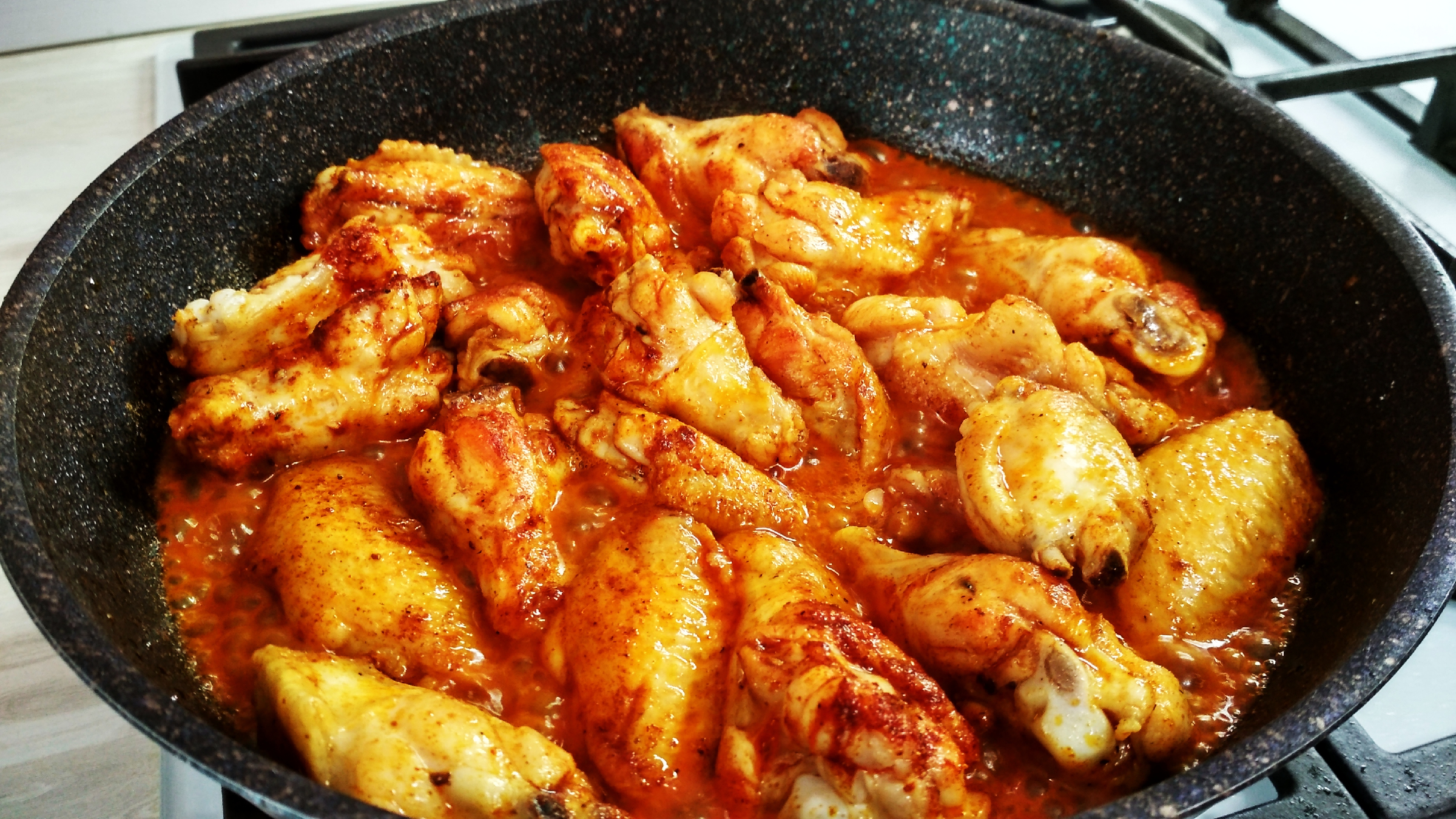 Приготовить крылья вкусно и быстро. Крылья в медово горчичном соусе в духовке. Куриные крылья в духовке. Вкусные куриные крылышки на сковороде. Куриные крылышки с лимоном.