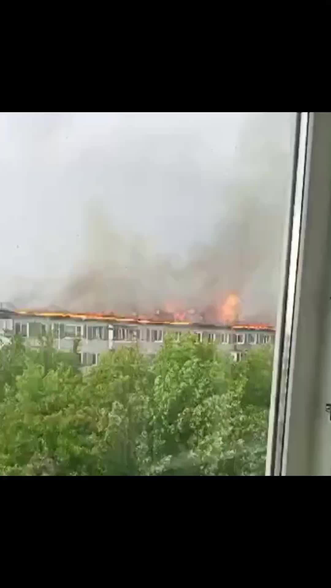 Пожар в Омске. Пожар на Волгоградской Омск. Пожар на восьмых садах Новотроицк.