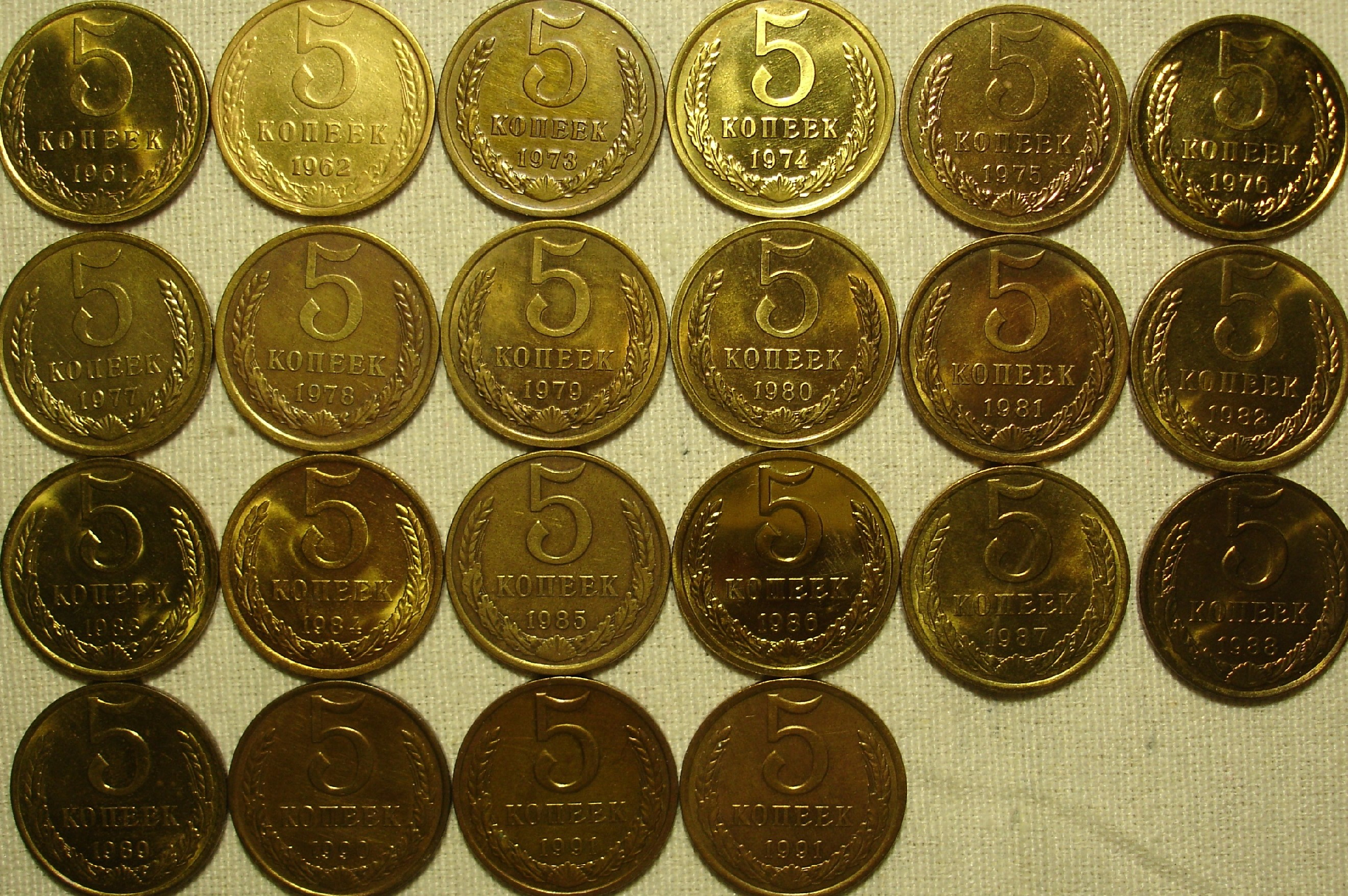 монета 32. ау монеты. монета 1 рубль 1992 ммд xf-au. ау монеты. блистер.