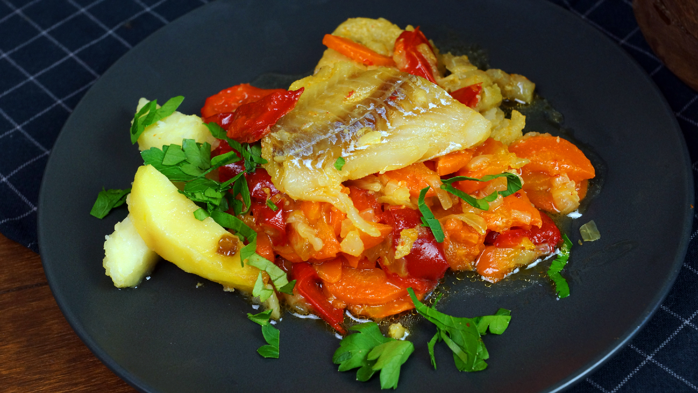 Жареная рыба с запеченными овощами