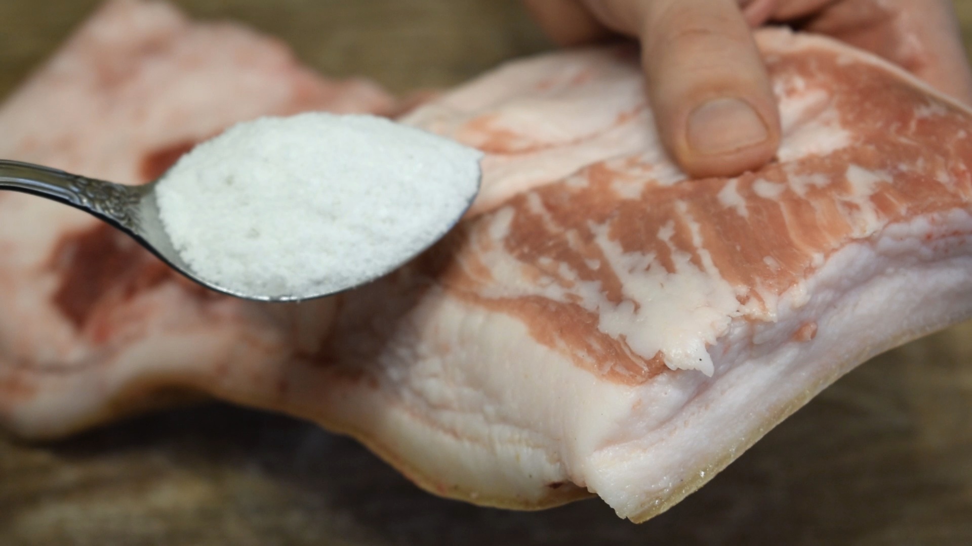 сало плавится. сало тает. подтаявшее сало. нежнейшее сало. сало соленое.