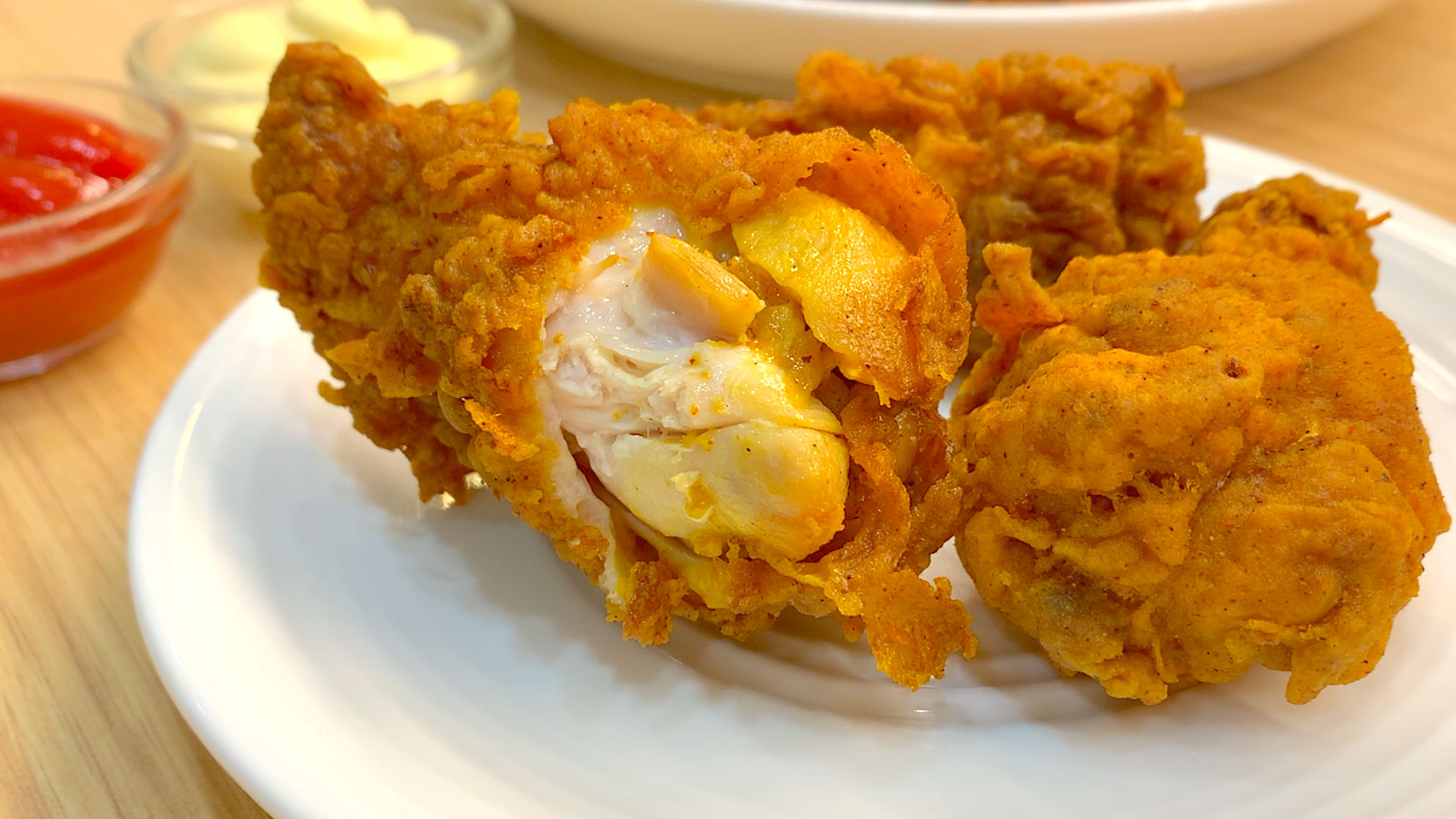 Хрустящая панировка для курицы как в kfc. Крылышки КФС. КФС крылышки с соусом. Сочные крылышки КФС. Куриные крылышки КФС.