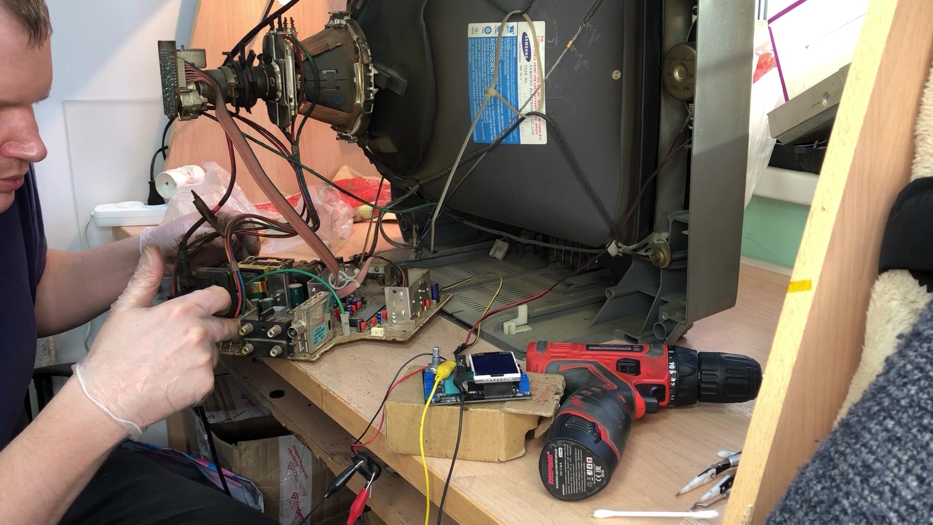 элт монитор разобранный. починить телевизор на дому. отремонтировать старый телевизор. отремонтировать старый телевизор. ламповый кинескоп.