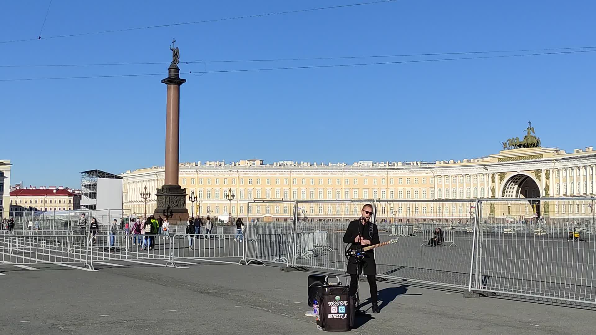 В питере семья в питере душа песня. Дворцовая площадь дорога. Пункт на Дворцовой площади. Дворцовая площадь метро. Фото на Дворцовой площади в Питере.