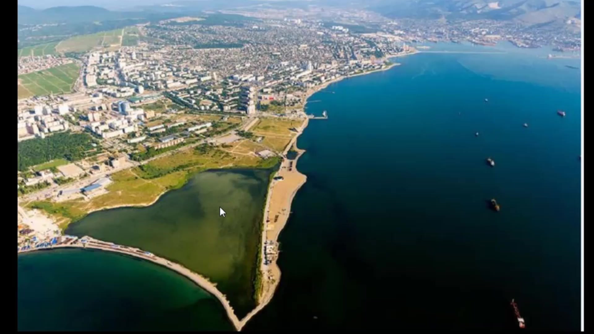 Краснодарский край в настоящее время. Пляж Суджукская коса Новороссийск. Суджукская Лагуна Новороссийск. Город Новороссийск Суджукская коса. Пляж коса Новороссийск.