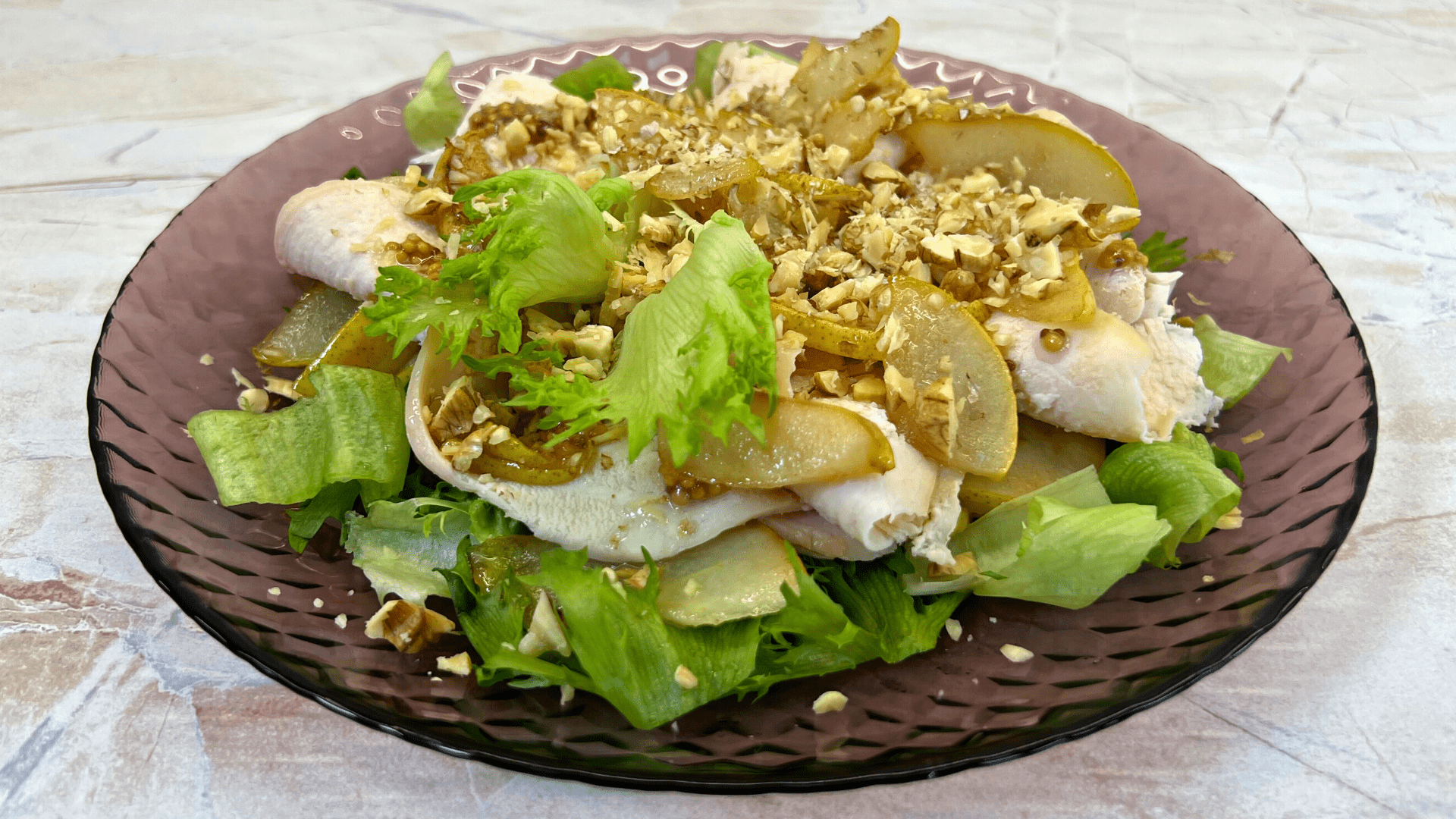 Салат с грушей и сыром. Салат с грушей и куриной грудкой и сыром. Салат из яблок и граната. Козий сыр и груша. Салат из груши рецепт.