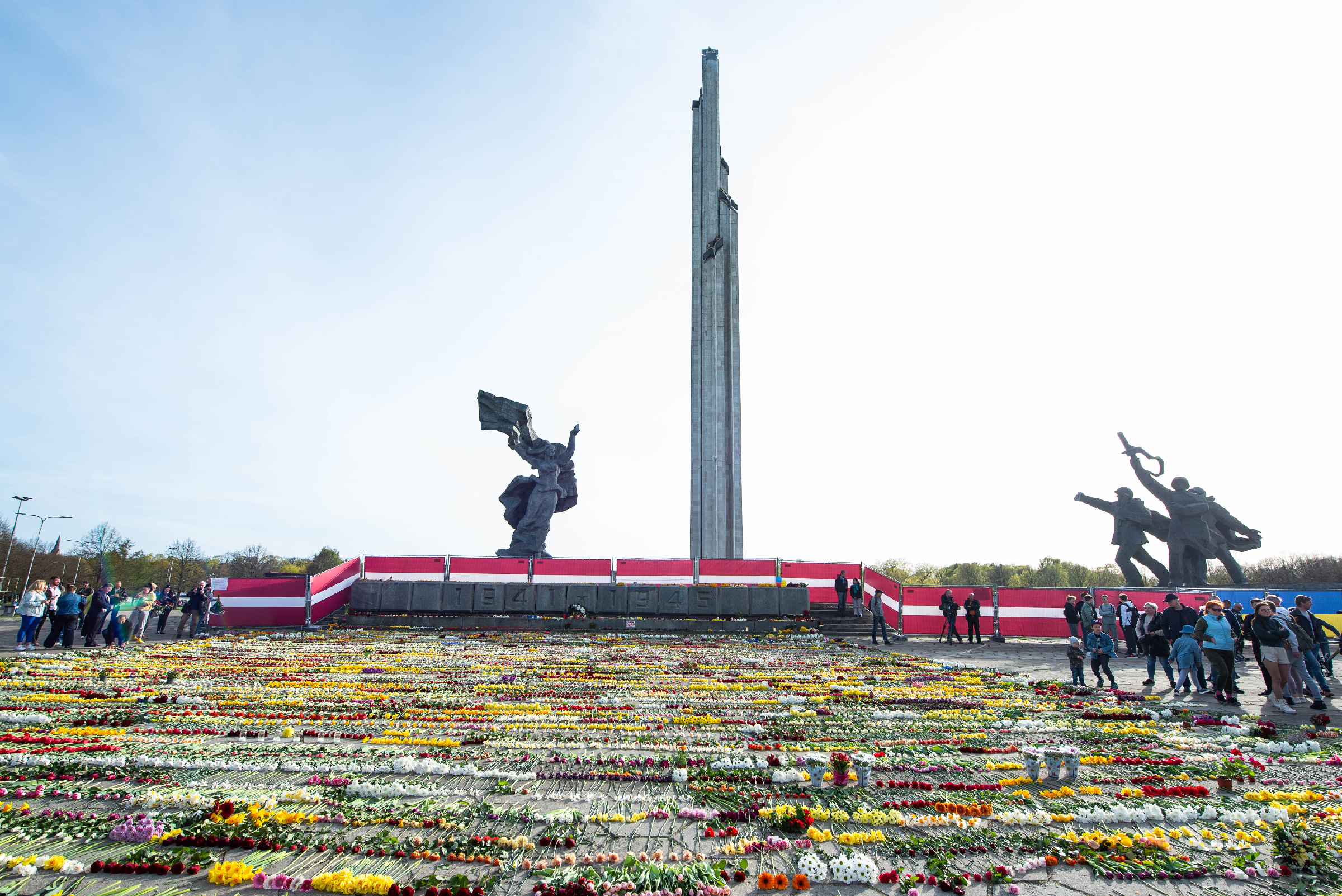 Воин освободитель снесли. Монумент освободителям Риги. Монумент воинам освободителям в Риге. Рига памятник воинам освободителям. Памятник советским воинам-освободителям Советской Латвии и Риги.