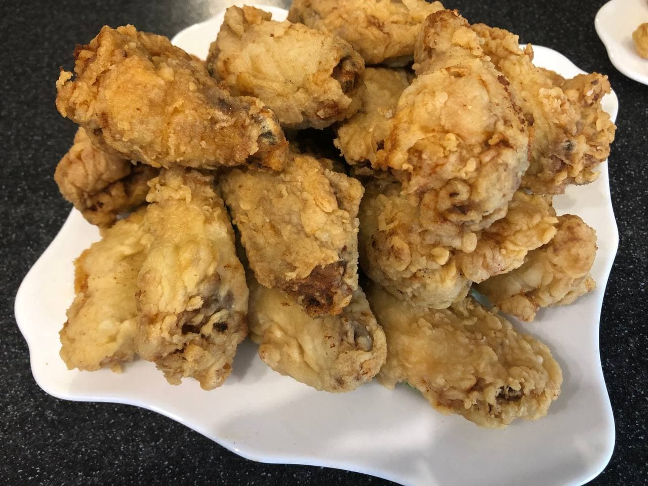 Как приготовить острые крылышки kfc. Острые крылышки КФС. Крылья КФС. Крылышки из КФС. Мука для крылышек КФС.