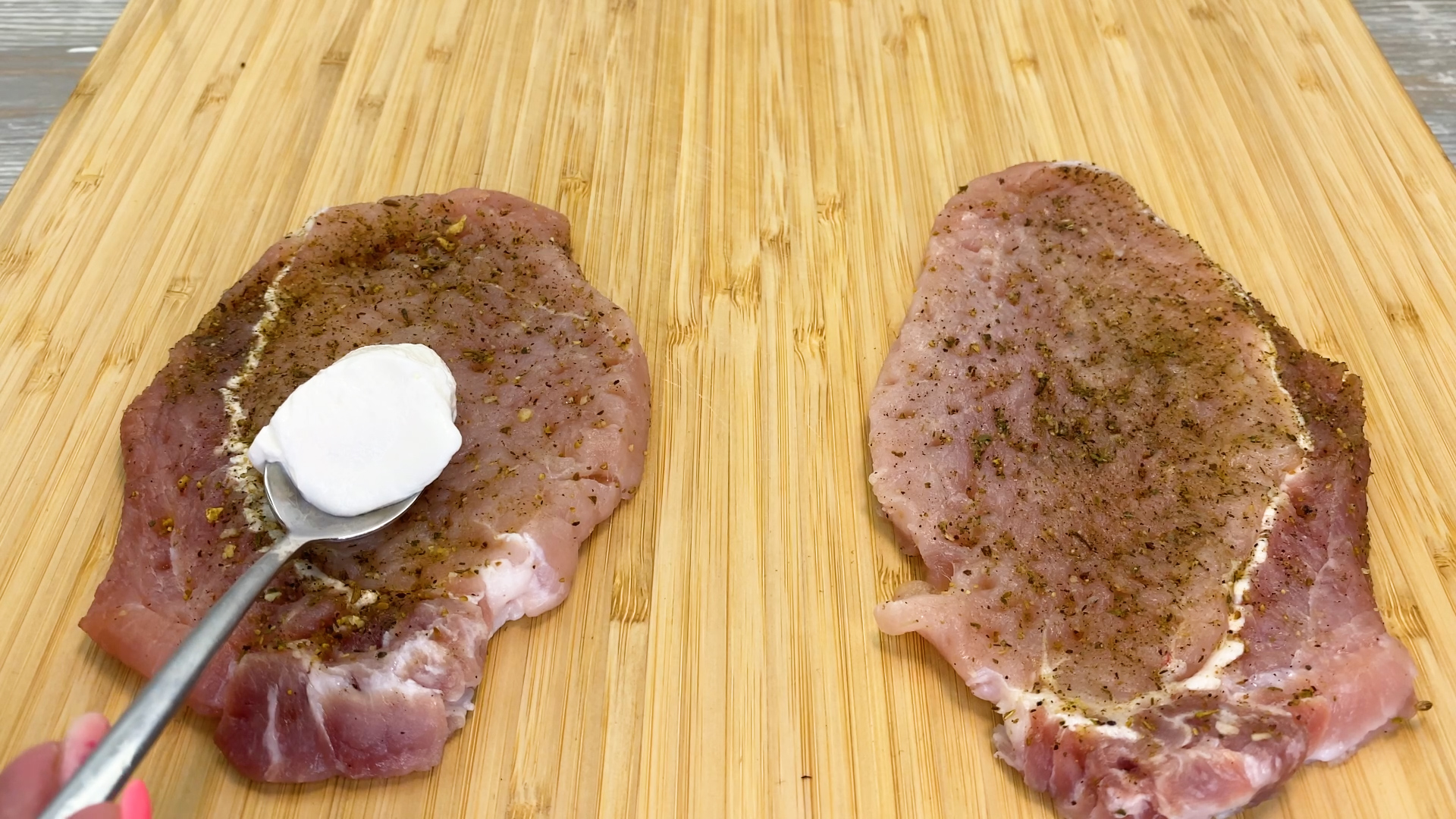 Мясо со шляпкой. Масло свинина. Дома на столе мясо замаринованное 4 штуки Голиня. Мясо в сливочном масле рецепт