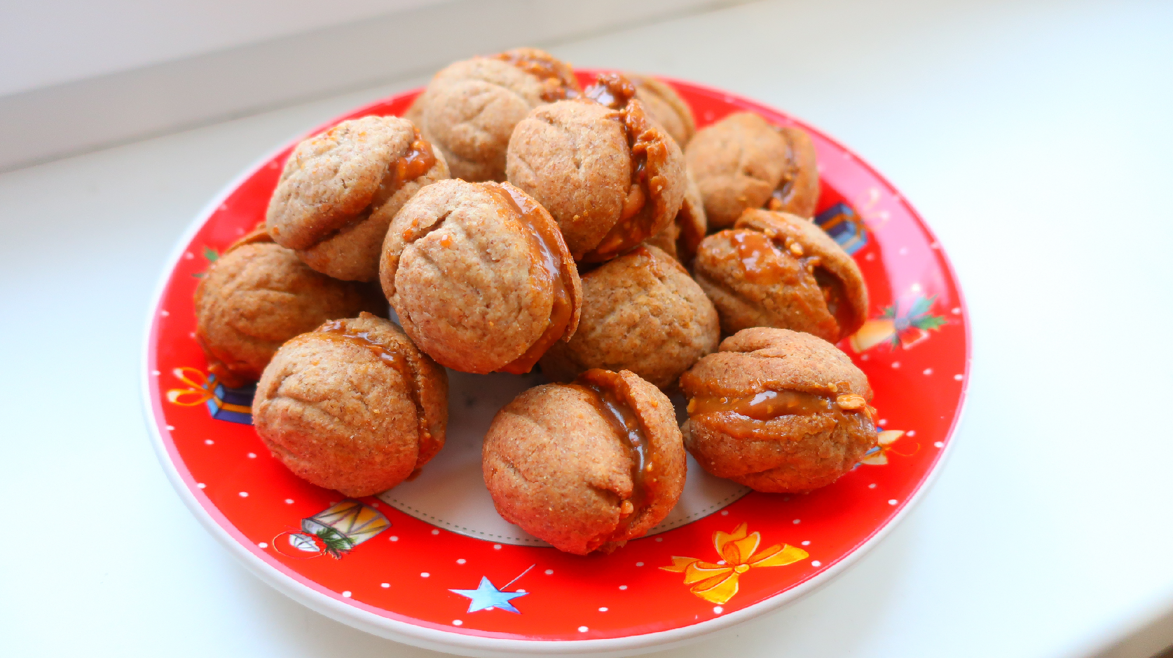 печенье орешки грибочки. орешки со сгущенкой орешница. тесто для орешков в орешнице на газу. орешки рецепт ссср для орешницы. орешки со сгущенкой в советской орешнице.