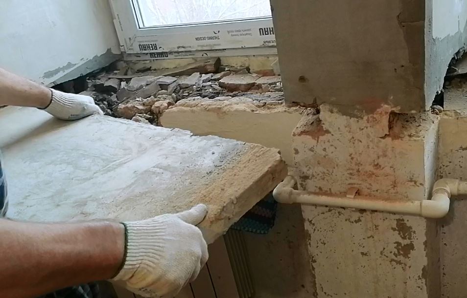 демонтаж окон. монтаж пластикового подоконника. монтаж окна с подоконником. крепление окон пвх. демонтаж пластикового подоконника.