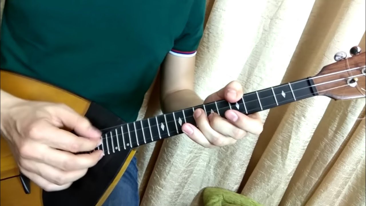 Металлик на балалайке. Уроки на балалайке. Игра на балалайке фото. Игра на балалайке по трактирам. Игра на балалайке 18.